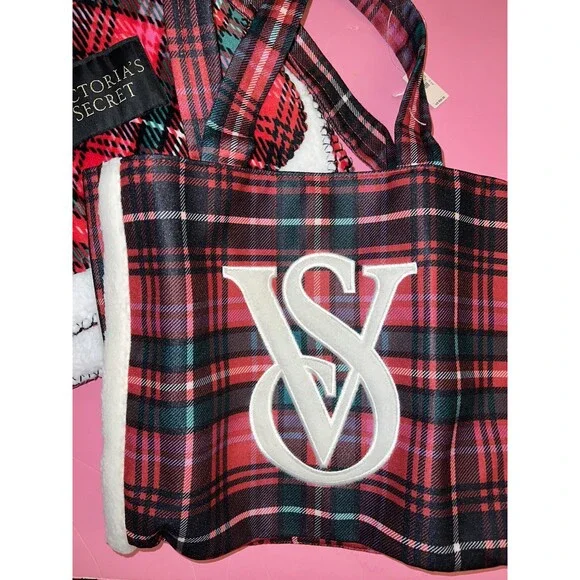 NWT VICTORIA'S SECRET GIFT SET PLUSH BLANKET+BAG GREEN RED BLACK PLAID CHRISTMAS - Picture 7 of 7